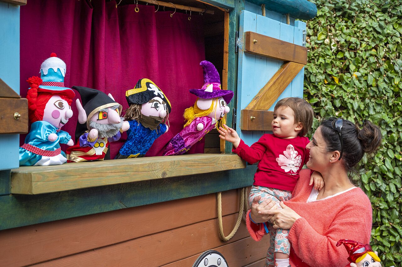 Children's puppet show at CLICOCHIC Longchamp campsite, Saint Lunaire (35).