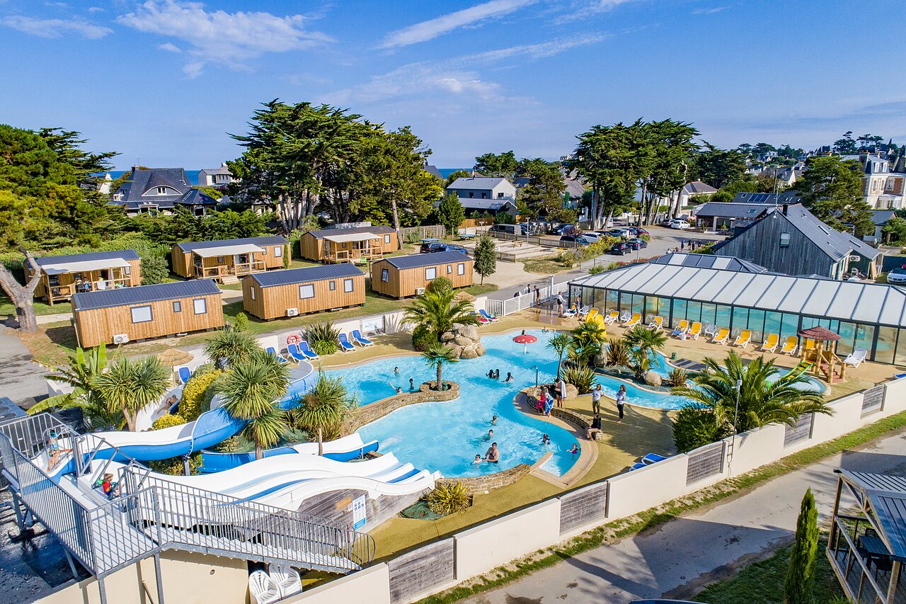 Large aquatic complex with slides and mobile homes at CLICOCHIC Longchamp campsite in Saint Lunaire (35).