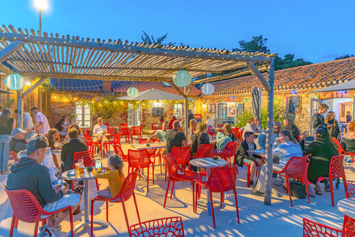 Lively outdoor restaurant terrace with guests at CAPFUN Loubine campsite in Les Sables d'Olonne (85).