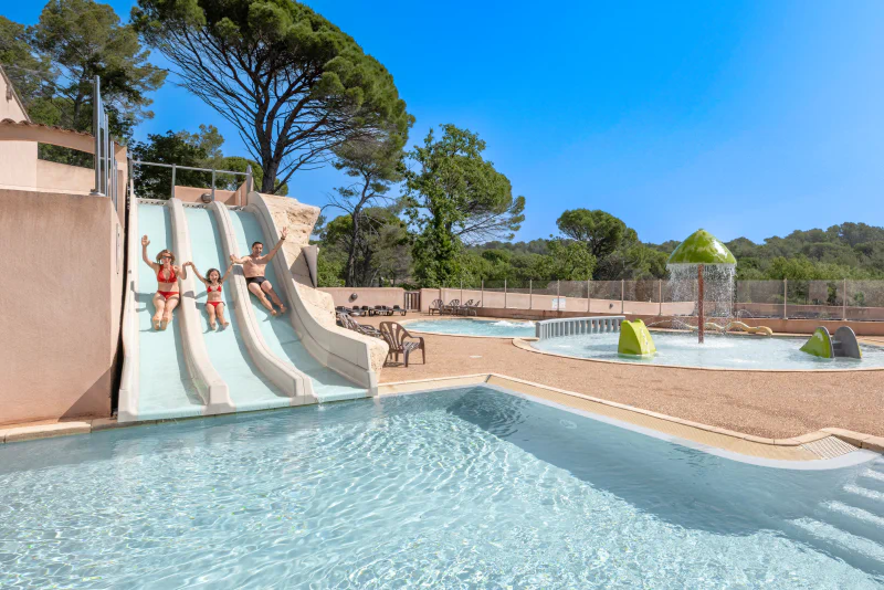 Water slides, swimming pool, splash pad at CLICOCHIC Lou Cantaire campsite in FAYENCE (83).