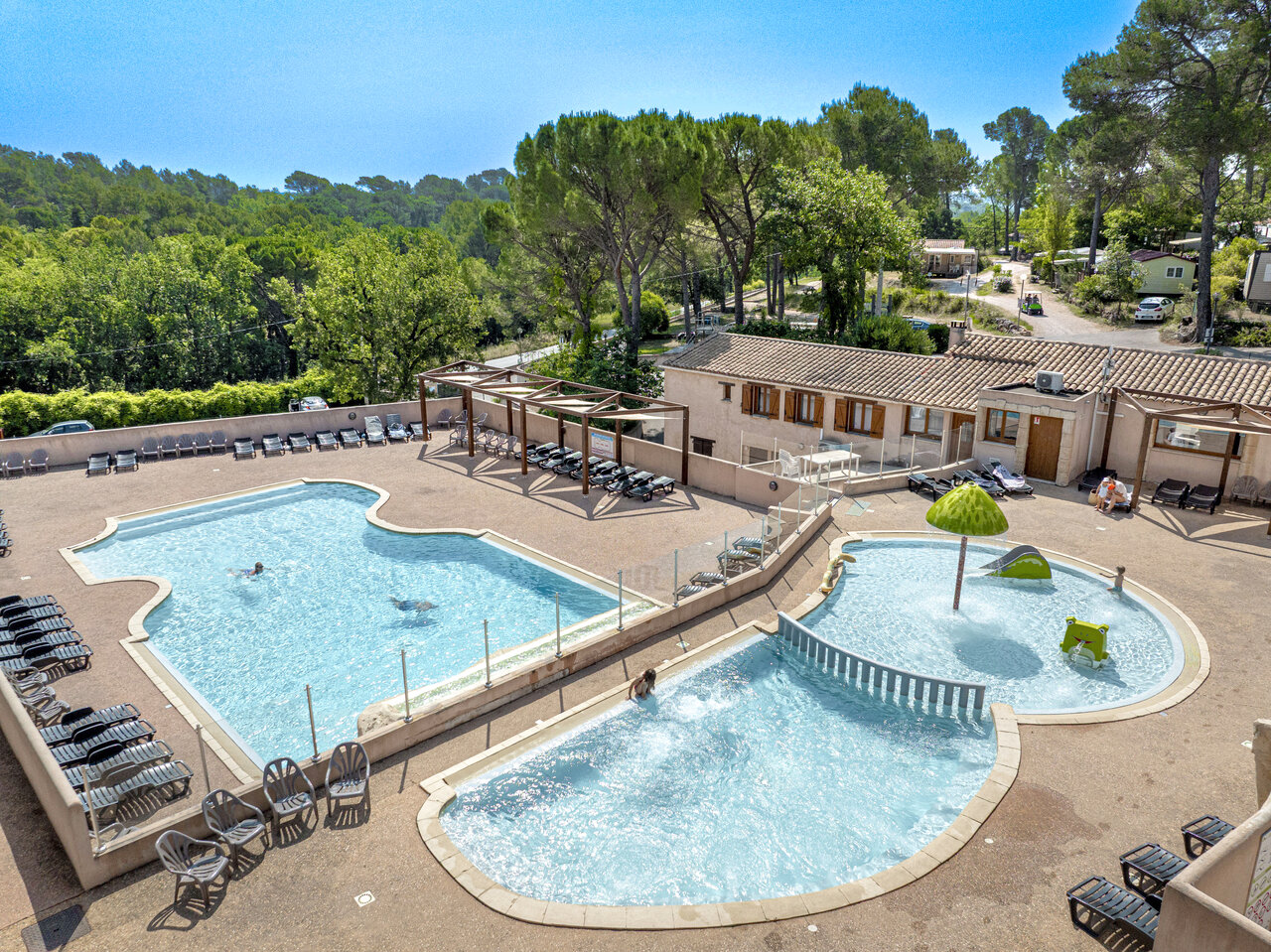 Aquatic complex with large pool, paddling pool and water games at CLICOCHIC Lou Cantaire campsite in FAYENCE (83).
