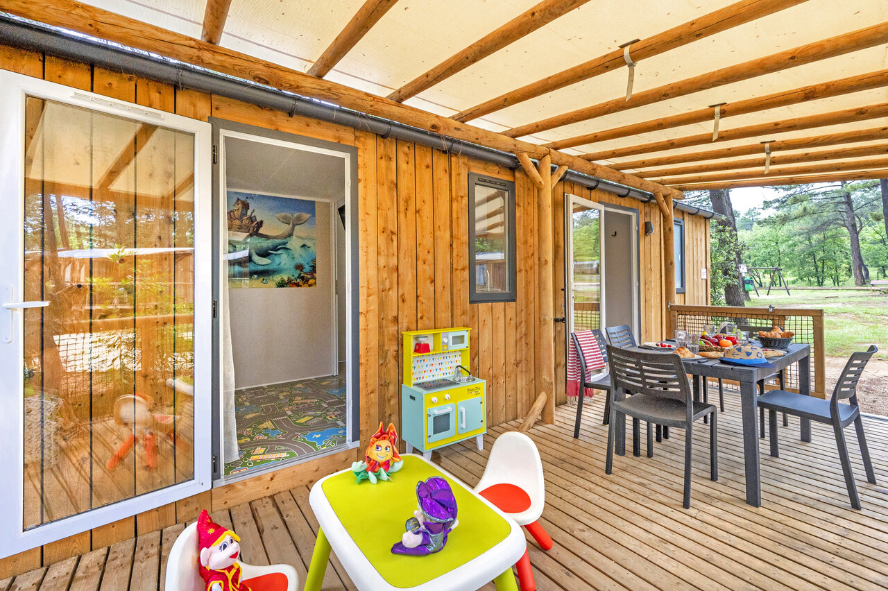 Mobile home terrace, outdoor dining, children's games. Camping CLICOCHIC Lou Cantaire in FAYENCE.