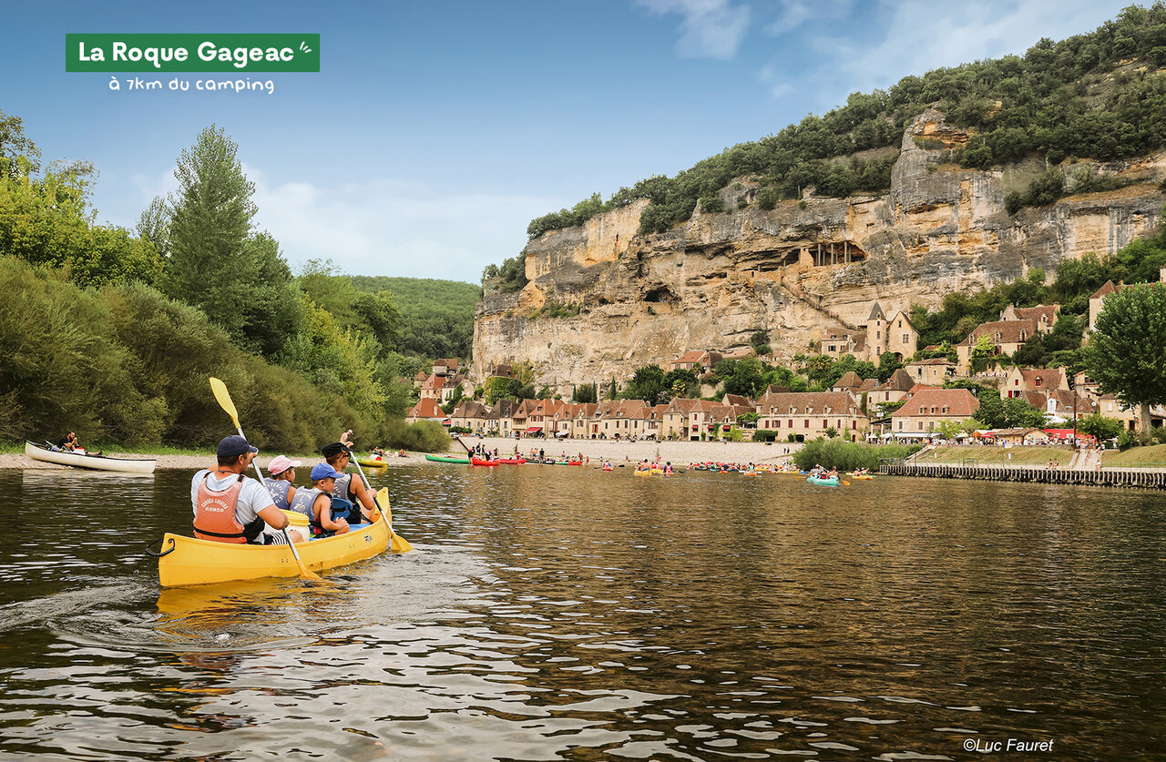 La Roque Gageac village and canoes on the Dordogne, to visit near the campsite.