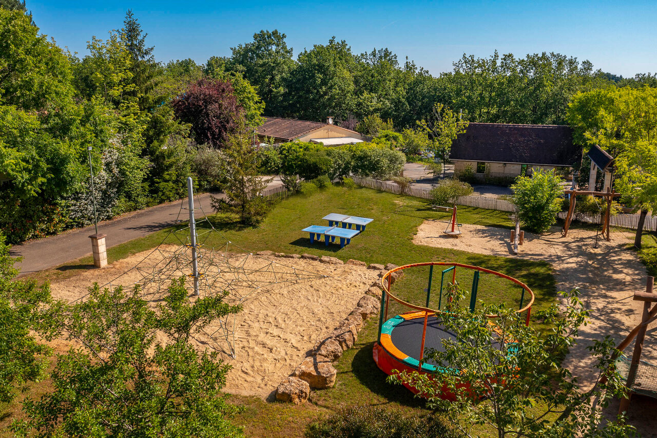 Playground, trampoline, climbing net, ping-pong tables at CAPFUN Cenic campsite.