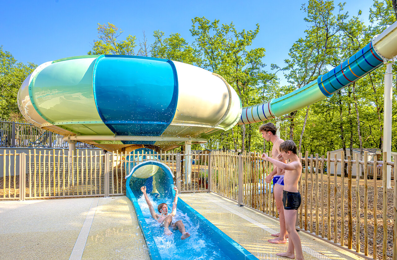 Giant water slide and swimming pool at camping CLICOCHIC Lou Castel in Castelnaud-la-Chapelle (24)