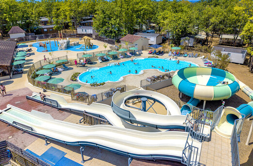 Aquatic area with pools, slides and water games at CLICOCHIC Lou Castel campsite.