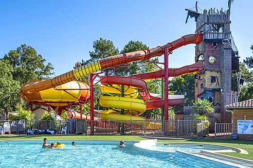 Giant water slides and outdoor swimming pool at CAPFUN Lou Puntaou campsite in LEON (40).