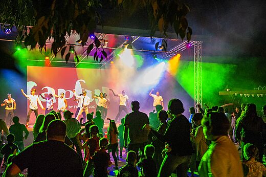 Evening entertainment with dancers at CAPFUN Lou Puntaou campsite in LEON (40).