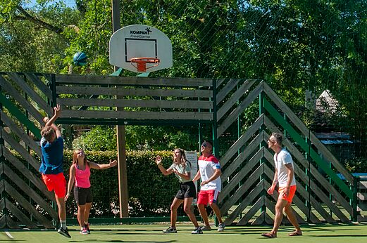 Basketball on multi-sport court at CAPFUN Lou Puntaou campsite in LEON (40).