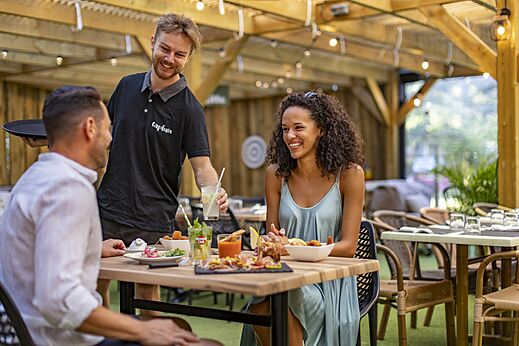 Terrace restaurant service at CAPFUN Lou Puntaou campsite in LEON (40).