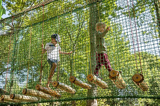 Children on suspended net course at CAPFUN Lou Puntaou campsite in LEON (40).