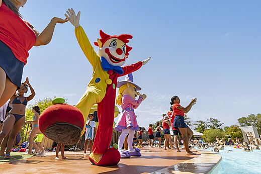 Animation with mascots and aquagym at the pool, CAPFUN Lou Puntaou, LEON (40).