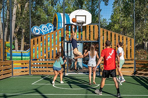 Basketball, inflatable games at CAPFUN Lou Village campsite in Vendres (34).