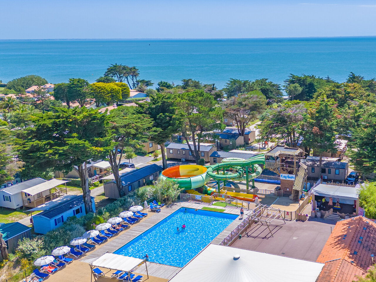 Pool, water slides and Mobile homes at CAPFUN Madrague campsite in PORNIC (44).