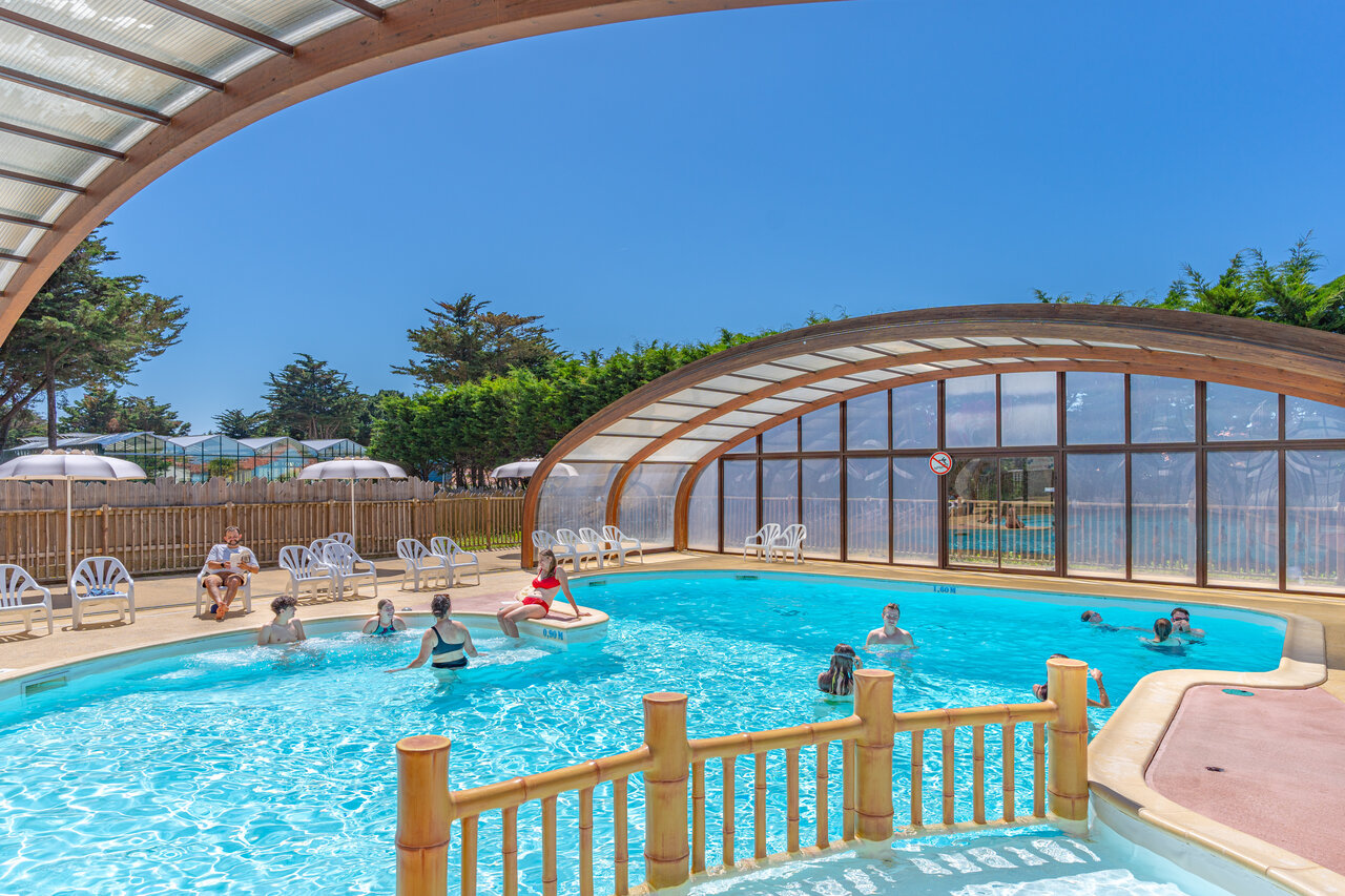 Outdoor semi-covered pool with bathers at CAPFUN Madrague campsite PORNIC (44).
