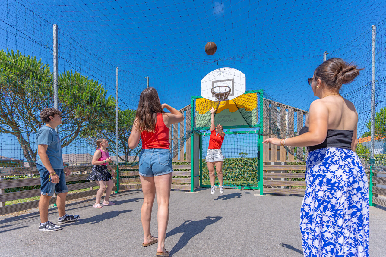 Basketball court, young people playing at CAPFUN Madrague campsite in PORNIC (44).