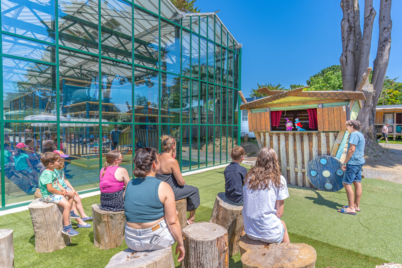 Puppet show and indoor play area at CAPFUN Madrague campsite in PORNIC (44).