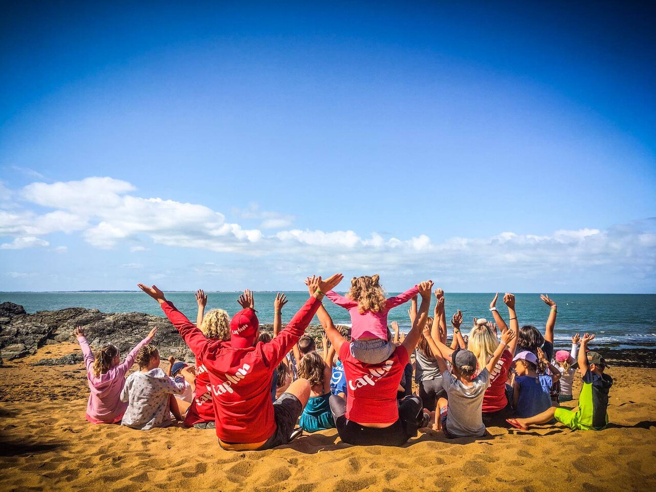 Happy children and Capfun animators on the beach, at CAPFUN Madrague campsite.
