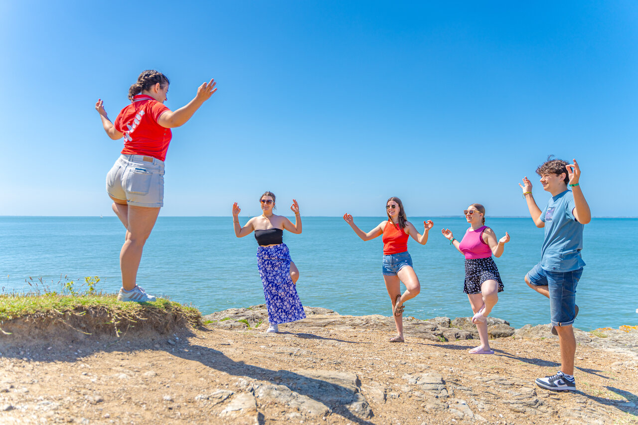 Friends doing yoga by the sea at CAPFUN Madrague campsite, PORNIC (44).