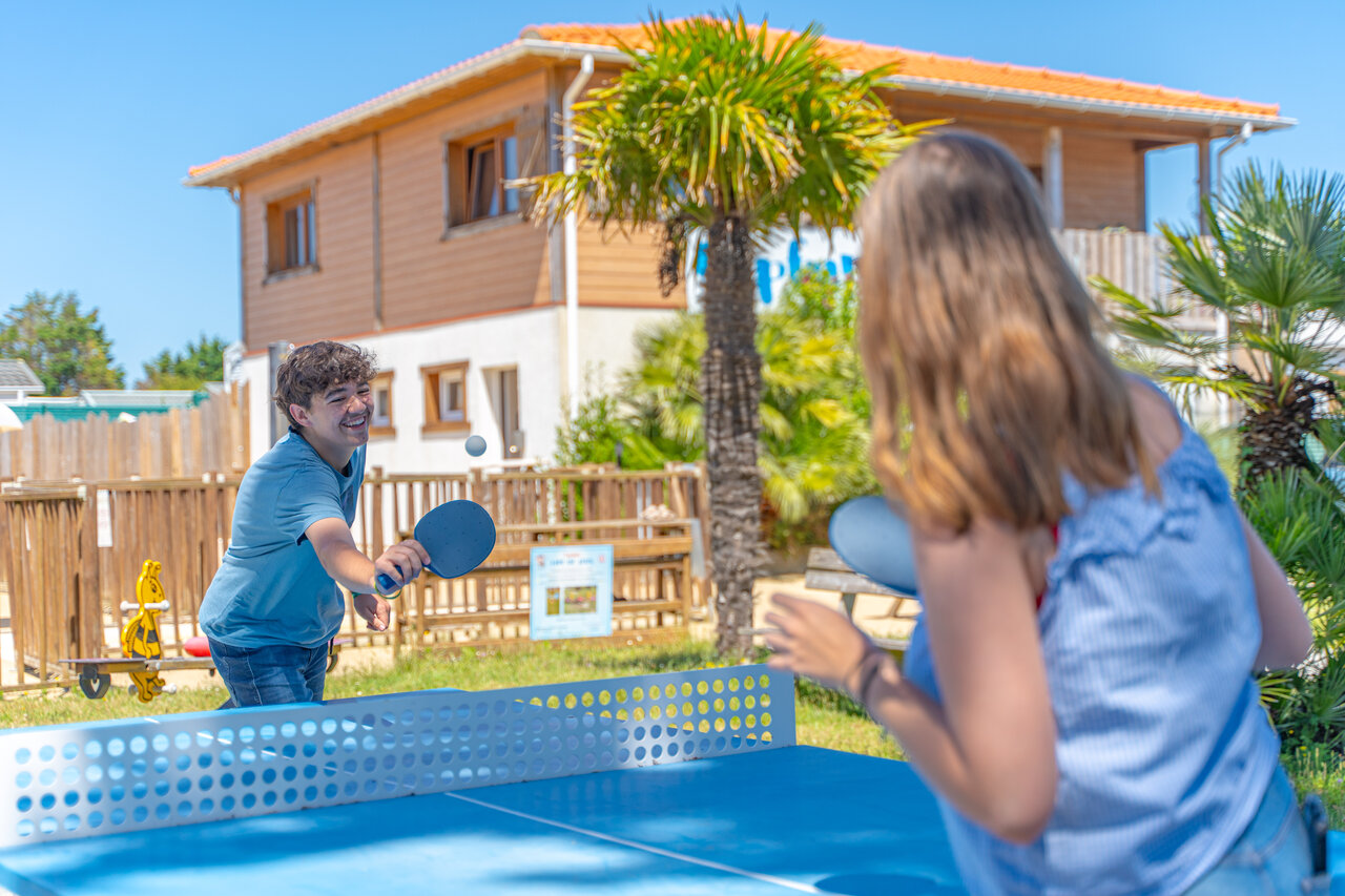 Young people playing table tennis outdoors at CAPFUN Madrague campsite in PORNIC (44).