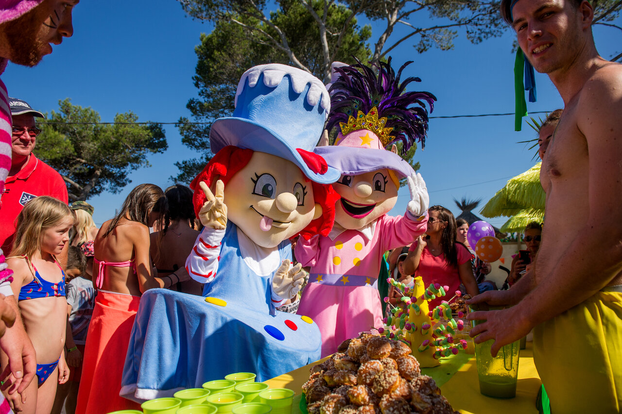 Mascots animate a joyful party at CAPFUN Madrague campsite in PORNIC (44).