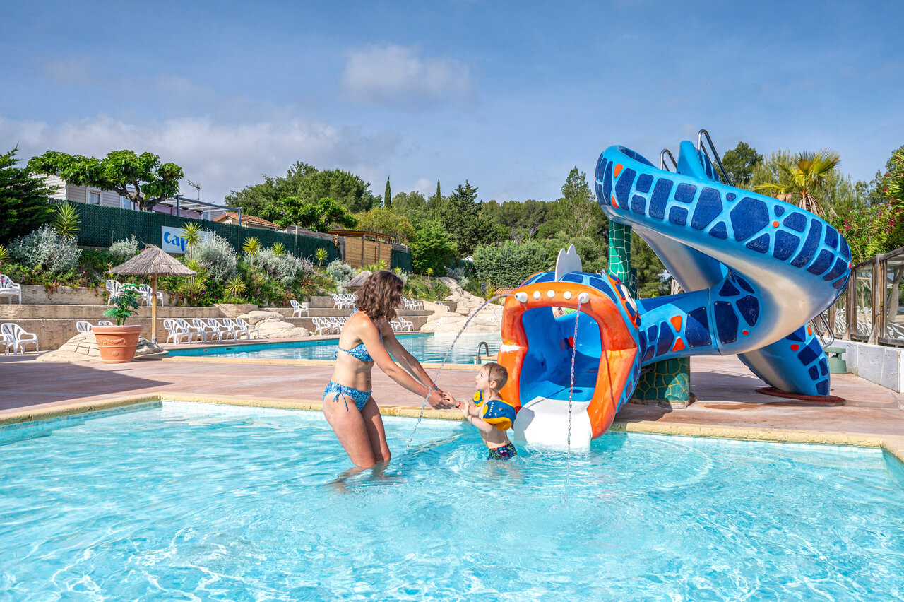 Swimming pool, water slide and children's games at CAPFUN Malissonne campsite (83).
