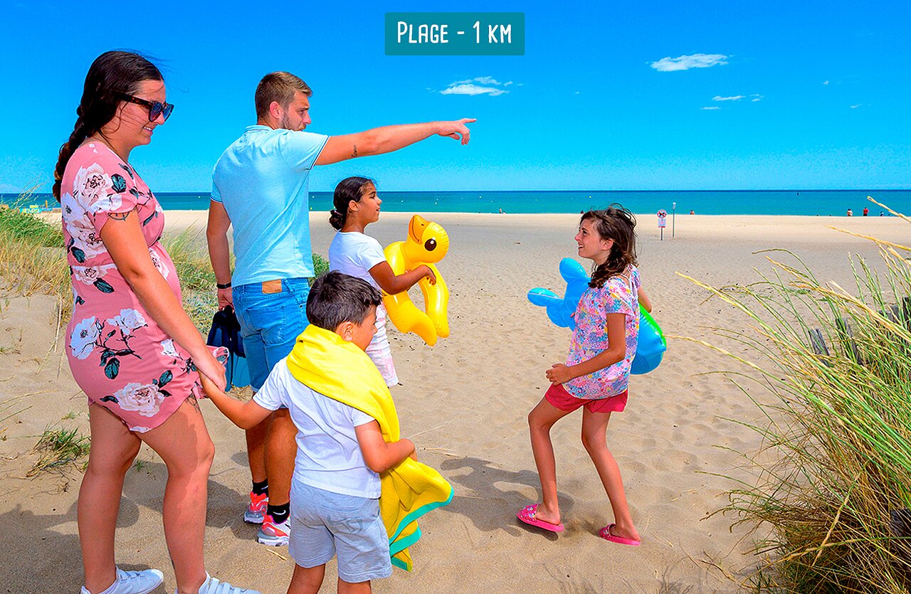 Family on sandy beach at VAGUES OCEANES campsite in Valras-Plage.