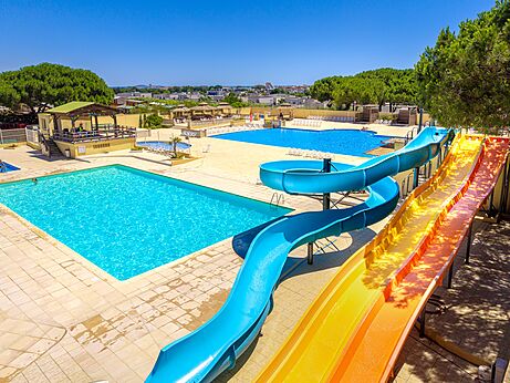 Outdoor pools, water slides at VAGUES OCEANES Manoir de Balkos campsite, Valras-Plage (34).