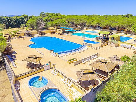 Outdoor swimming pools, jacuzzis at VAGUES OCEANES Manoir de Balkos campsite in Valras-Plage (34).