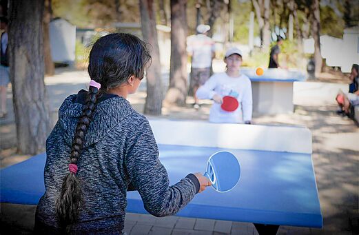 Children playing table tennis at VAGUES OCEANES Manoir de Balkos campsite in Valras-Plage.