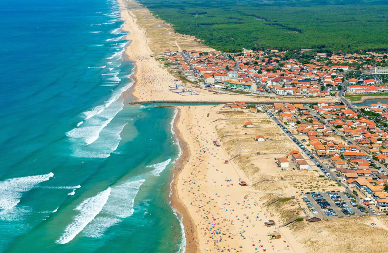 Sandy beach, coastal town, ocean at VAGUES OCEANES Marina Landes campsite in Mimizan (40).