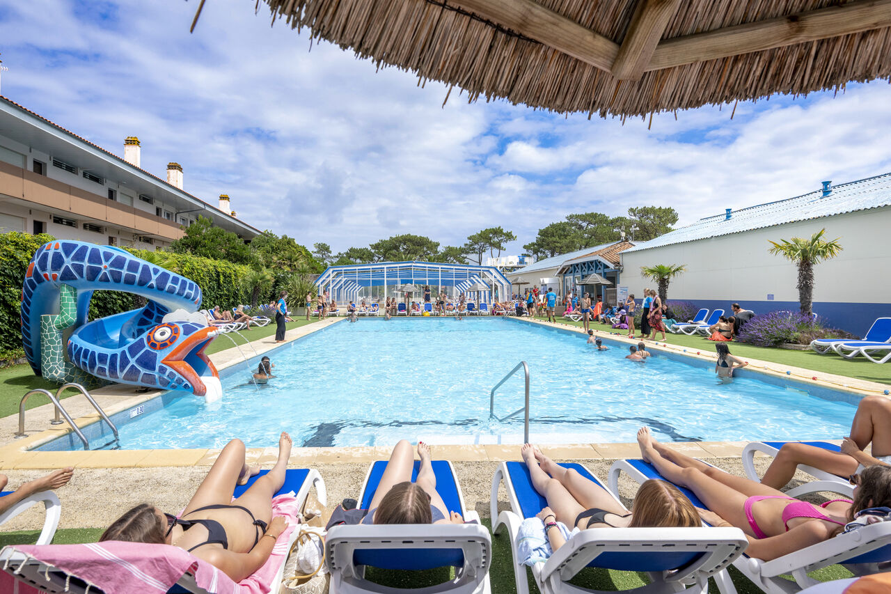 Outdoor swimming pool, snake water slide, sun loungers at VAGUES OCEANES Marina Landes campsite in Mimizan (40).