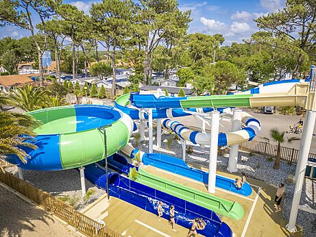 Giant water slides and pool at VAGUES OCEANES Marina Landes campsite in Mimizan (40)