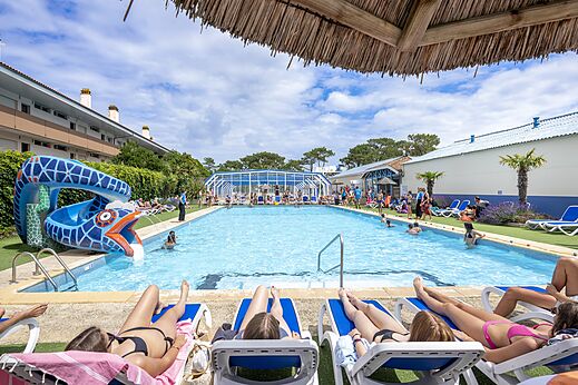 Snake water slide and outdoor pool at VAGUES OCEANES Marina Landes campsite in Mimizan (40).