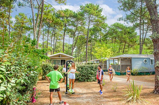 Outdoor fitness equipment and active campers at VAGUES OCEANES Marina Landes campsite in Mimizan (40).