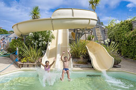 Water slides, swimming pool, children at VAGUES OCEANES Marina Landes campsite in Mimizan.