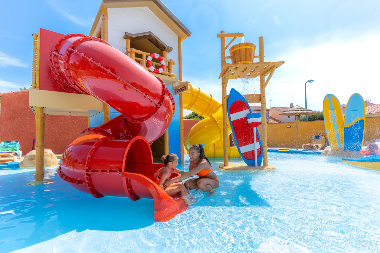 Water slides, tipping bucket and children's pool at VAGUES OCEANES Marinette campsite (66).