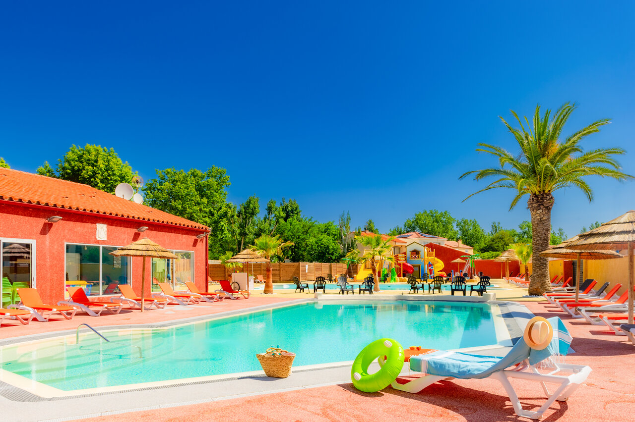 Outdoor swimming pool, sun loungers, water games at VAGUES OCEANES Marinette campsite.