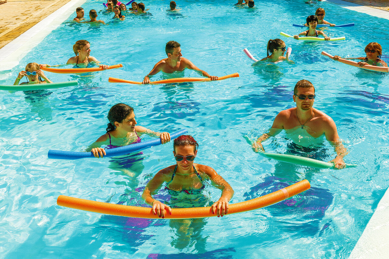 Outdoor swimming pool with aquagym class at VAGUES OCEANES Marinette campsite in Ste Marie La Mer (66).