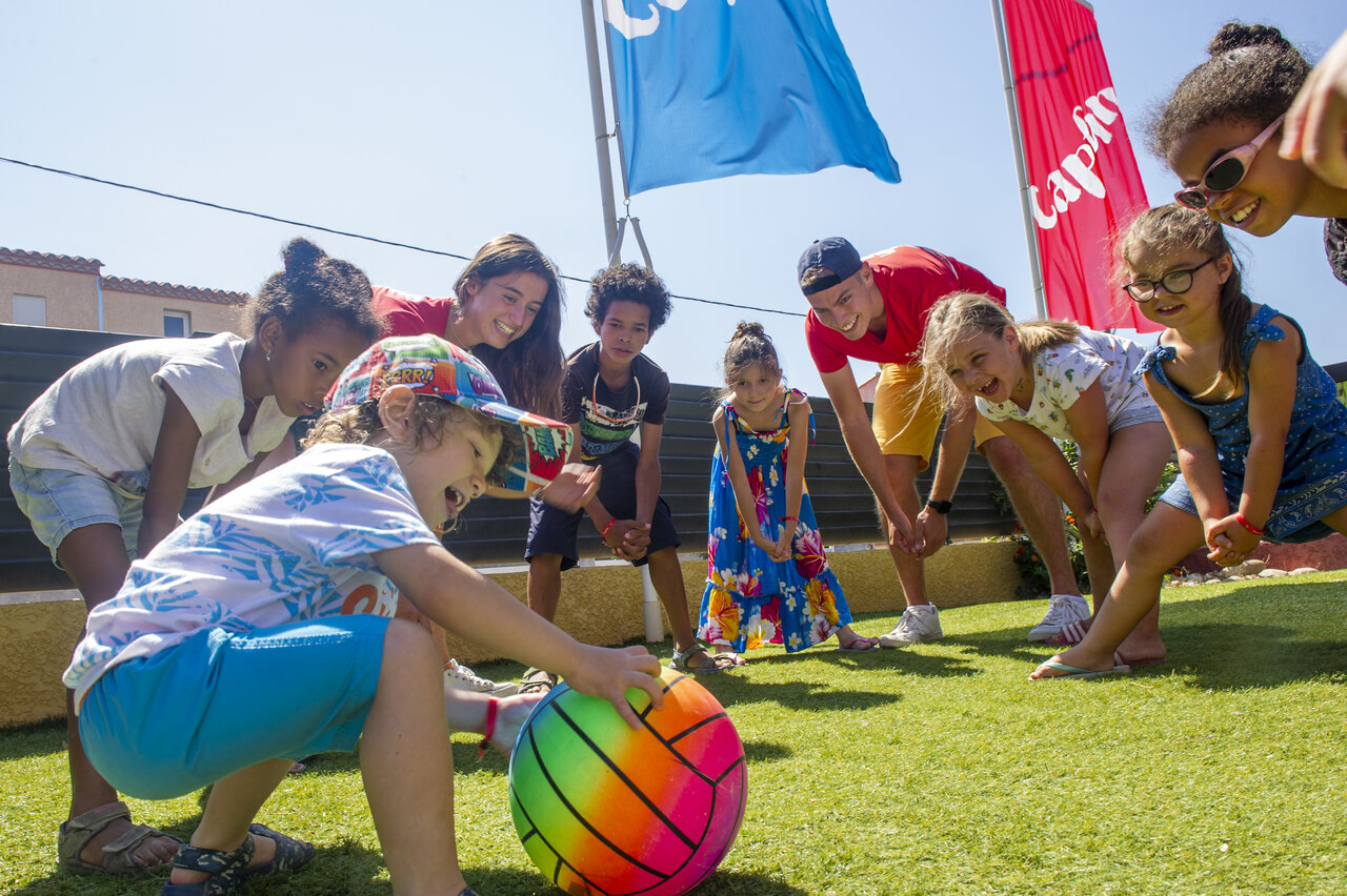 Joyful children's entertainment with animators and ball at VAGUES OCEANES Marinette campsite.