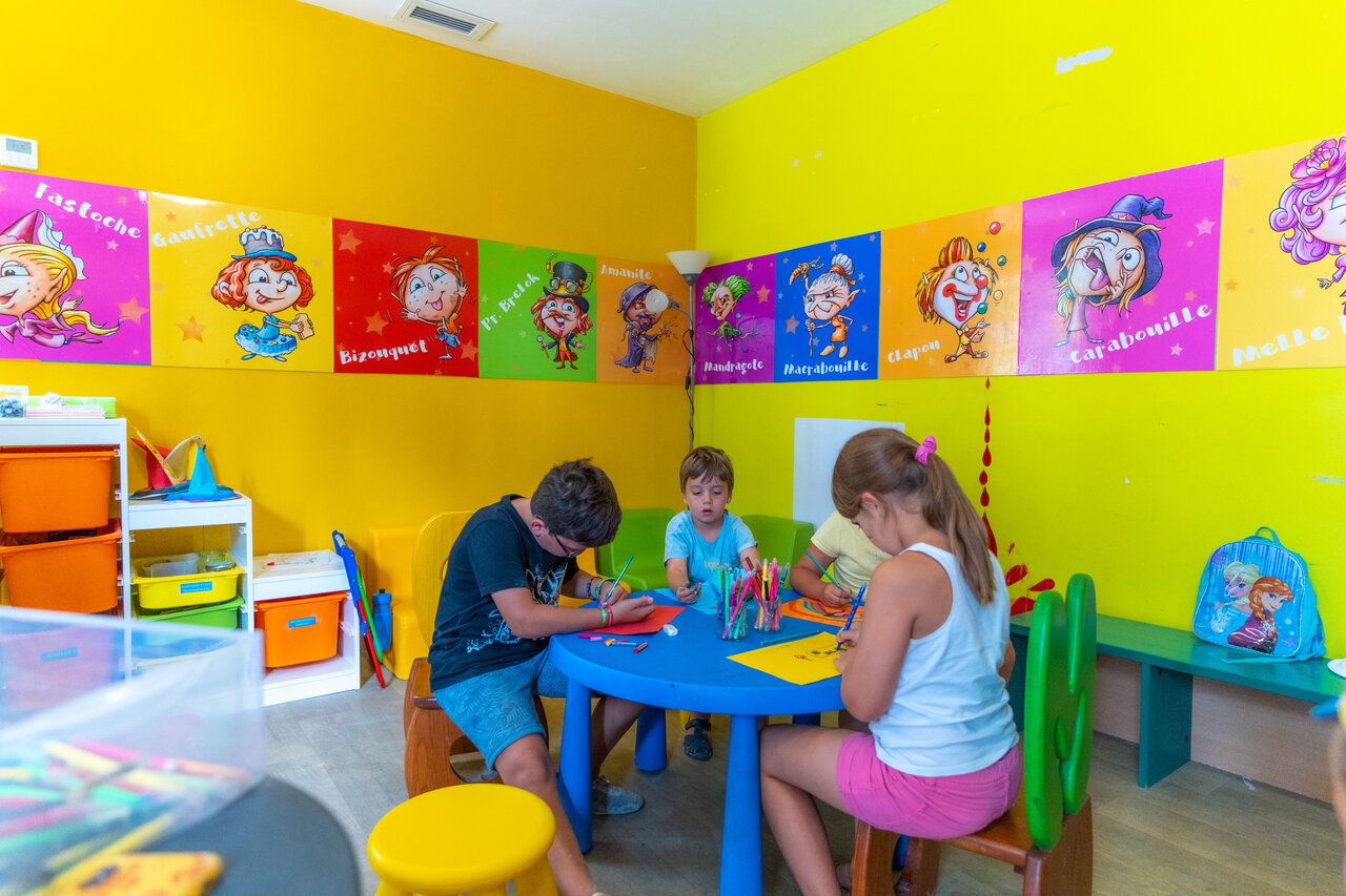 Animated kids' club, creative activities at VAGUES OCEANES Marinette campsite (66).