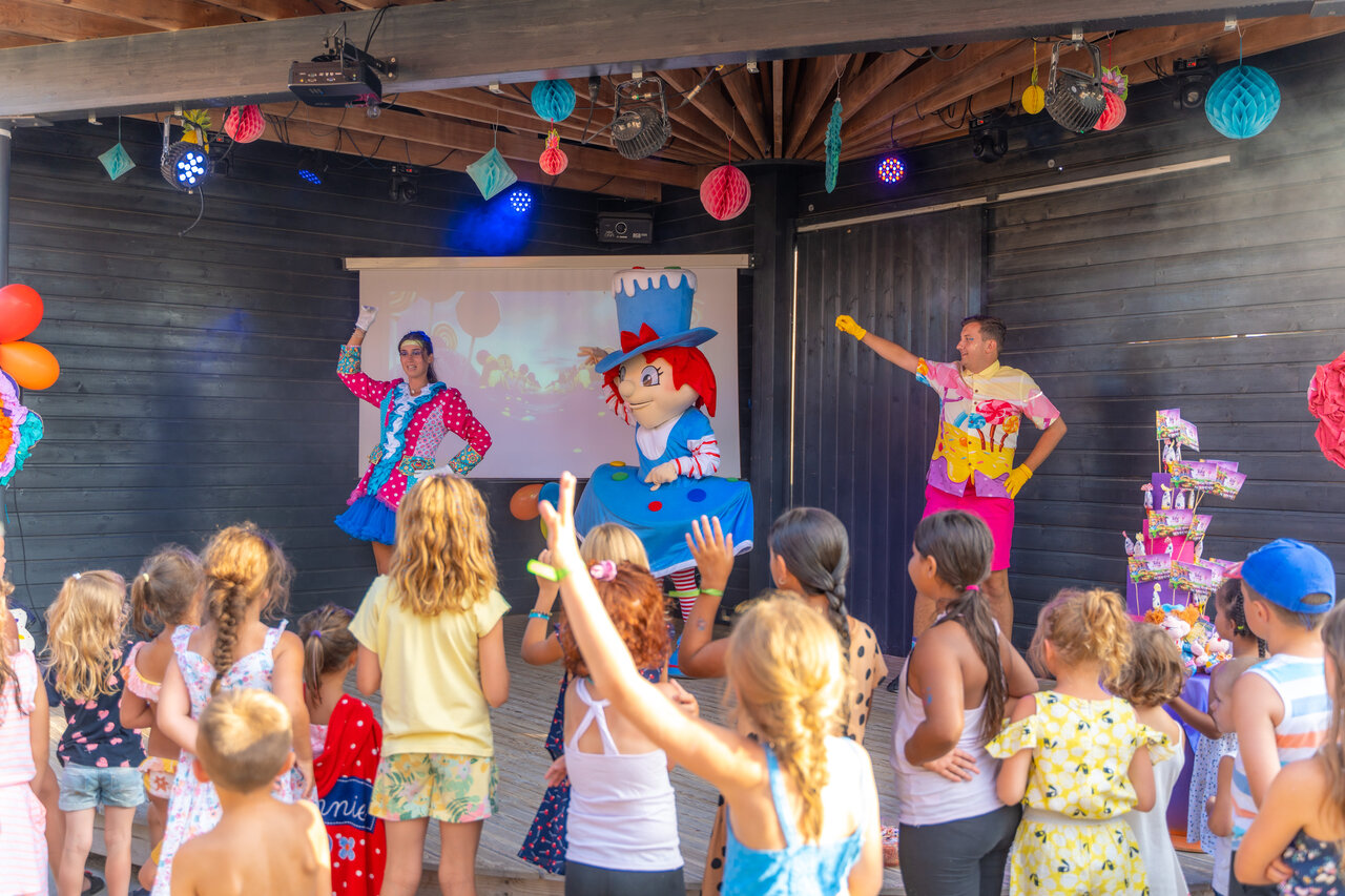 Children's entertainment show with mascot and entertainers at VAGUES OCEANES Marinette campsite in Ste Marie La Mer (66).