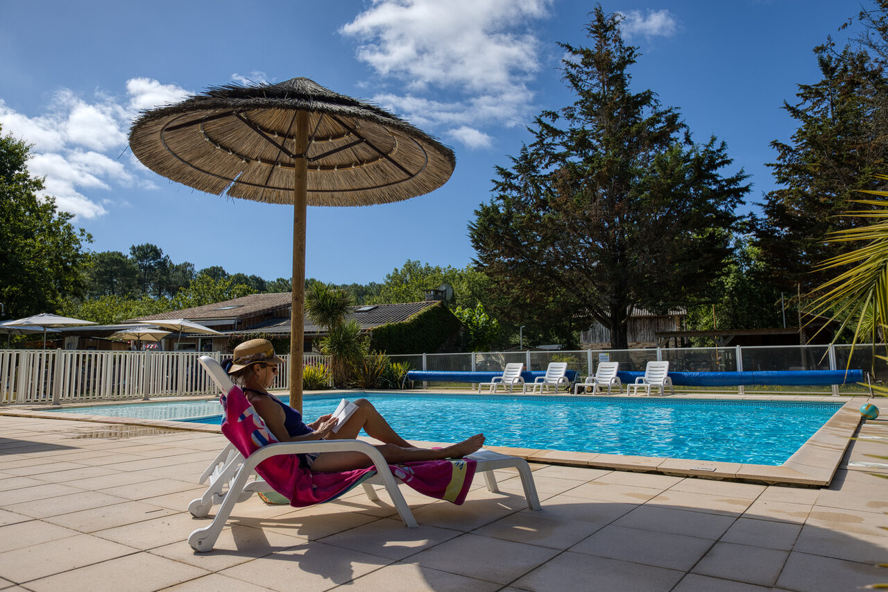 Outdoor swimming pool at CLICOCHIC M�doc Bleu campsite in Carcans (33).