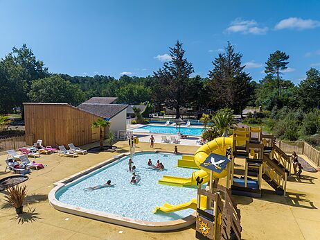 Swimming pool, slides and water games at CLICOCHIC Médoc Bleu campsite Carcans.