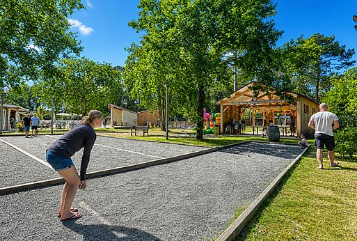 Petanque court and bouncy castle at CLICOCHIC Médoc Bleu campsite in Carcans (33).