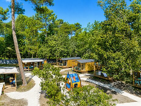 Mobile homes and children's playground at CLICOCHIC Médoc Bleu campsite in Carcans (33).