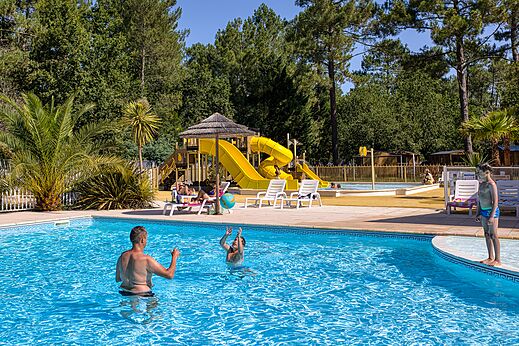 Outdoor pool, water slides and games at CLICOCHIC Médoc Bleu Carcans (33).