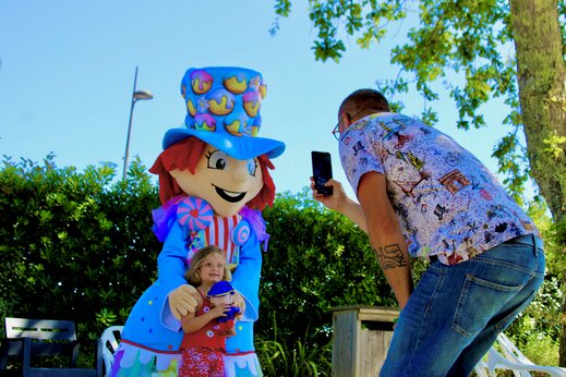 Colorful mascot and child posing at CAPFUN Mer campsite in Labenne-Oc�an (40).