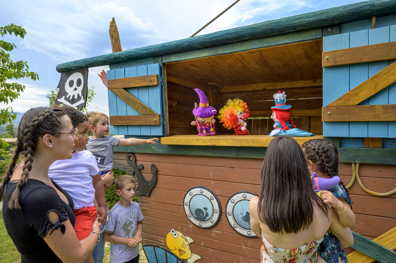 Puppet show entertainment for children at CAPFUN Merle Roux campsite, Baix (07).