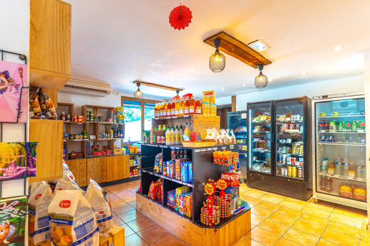 Well-stocked grocery store with fresh products and drinks at CAPFUN Merle Roux campsite in Baix (07).
